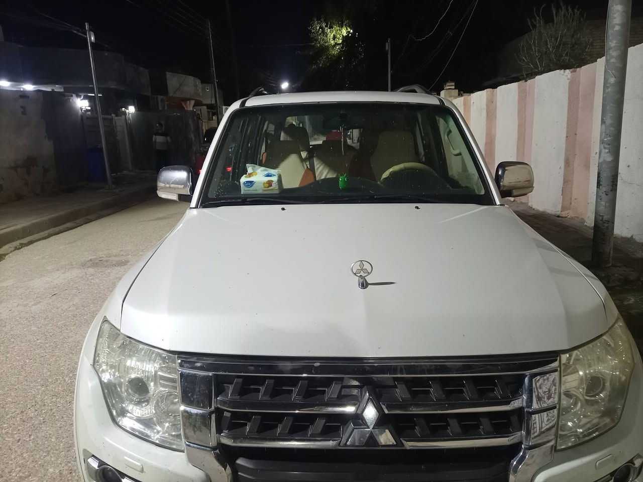 السلام عليكم
باجيرو موديل 2015 فوووول مواصفات رقم واسط الدولي اتريد تحويل اتريد وكالة السيارة جديدة جدا طخم تاير حدادية جديدة محرك مكفول وممفتوح كير جديد ممفتوح السيارة مال بيت جناي تاخذها وتدعيلي اللون مميز 
المواصفات:
كراسي كهرباء
شاشه وكامره 
حساس خلفي
دمام بالجنطه
علامه على البنيد
لايت زنون 
زراك لايت
محرك 3500 V6
7 راكب
3 قطع تبريد
دفع رباعي4*4
فتحة سقف وباقي مواصفات الحبتور معروفه
السيارة جديدة جدا 
السعر : 165 & وبي مجال 
ميسان ..علي الغربي 
***********
