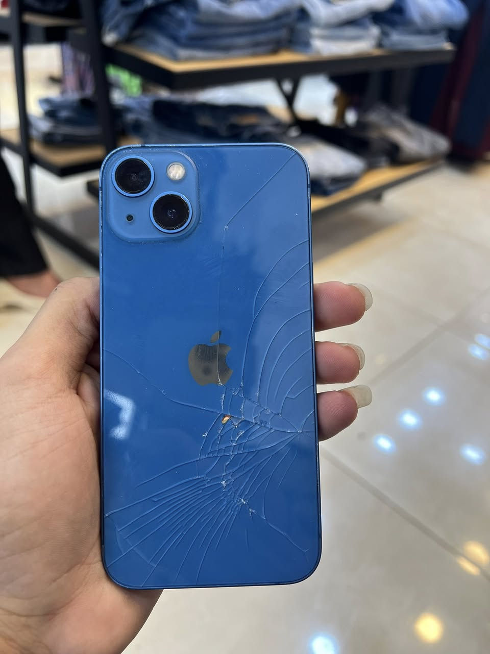 السلام عليكم ١٣ مني للبيع  ذاكرة ١٢٨  شرق اوسط بطارية ٦٦ يحتاجلها تبديل ومبدل شاشه تفصيل اصليه السعر ٢٥٠ للاستفسار خاص(***********)موجود بي واتساب
