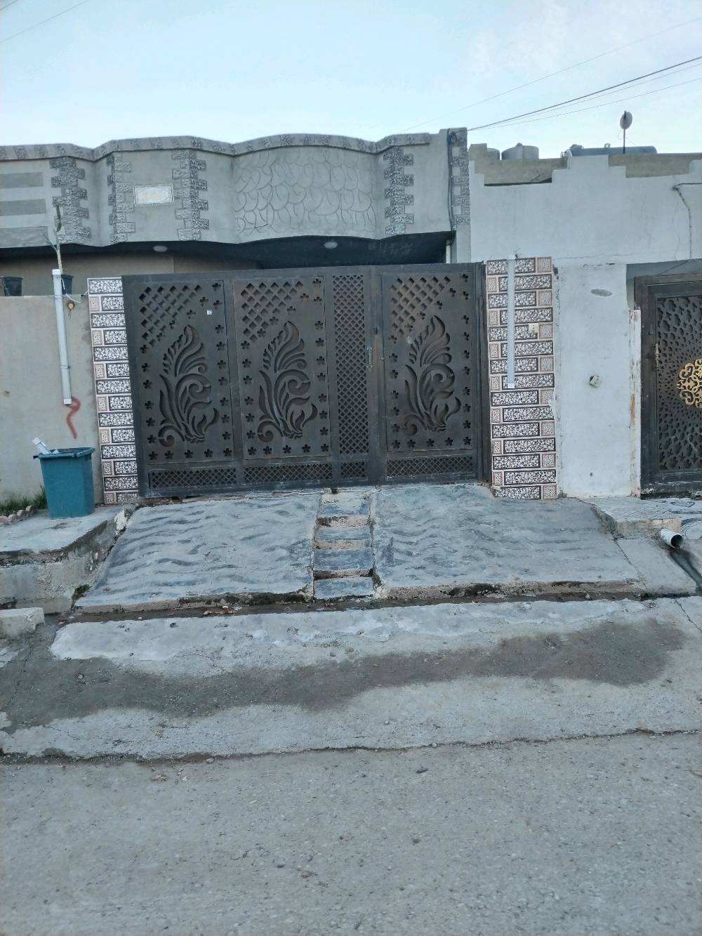 سلام عليكم
دار للبيع في الصالحي يبعد ١٠٠ متر من جامع الصالحي خدمات كامله تبليط ومجاري المساحه ٢٠٠ متر يتكون من كراج وحديقه واستقبال ومطبخ وهول و٣ غرف نوم واحده طابق ثاني مساحتها ٩ *  ٤  صحيات داخل وخارج حتى ستايكر مشتغلينه اعلى واحد بالفرع سنه البناء ٢٠٢٠ فول سيراميك فقط سقف ثانوي وصبغ بعد مامشتغلينه السعر ٦٢ 
***********