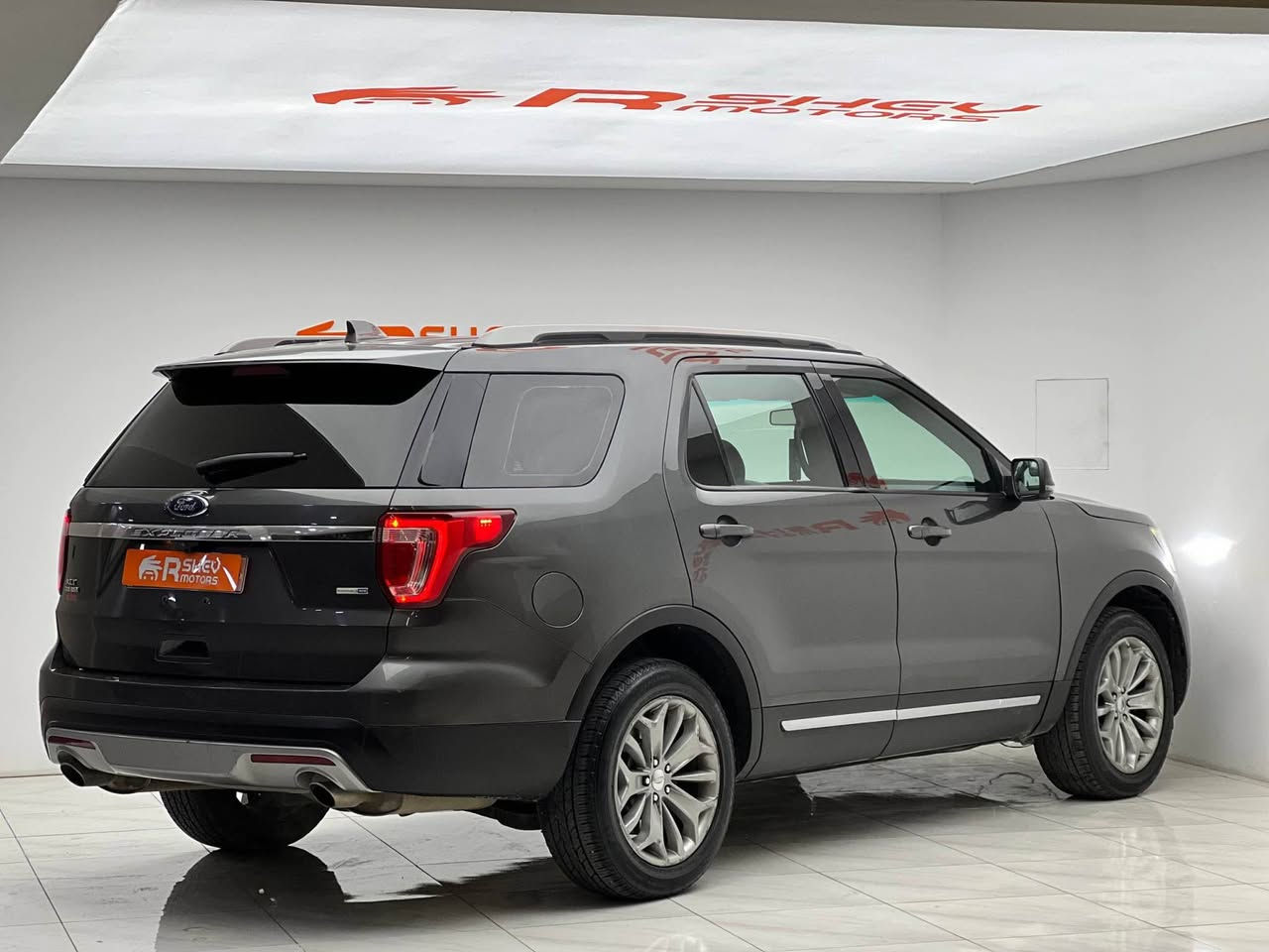 Ford Explorer2016
فورد اكسبلور ٢٠١٦
مواصفات XLT

مكينة ٦سلندر حجم ٣.٥لتر 
ماشية 157,000 ميل و بحالة جداً ممتازة 

ضرر السيارة ثلاث قطع امامية بدون دواخل و ايرباك ستيرن سستم شركة
السيارة كلش حلوة و نظيفة

السيارة رقم اربيل الدولي سنوية جديدة و ب أسمنا و اكيد شرط التحويل 
مكفولة من كير و محرك و كهربائيات

و ب سعر(135$) ورقة و بيها مجال

مكان السيارة

دهوك -معرض ارشف R-Shev
رقم51 من معارض التيرمينال 

***********
*********** دهوك, العراق
