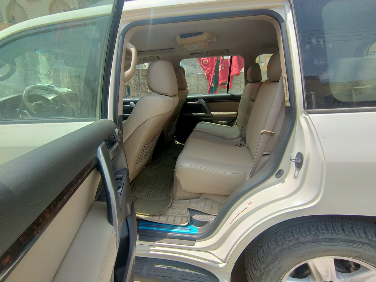 سلام عليكم لاندكروزر 2010 فول موصفات 8سلندر كفاله عام من الصبغ رقم كربلاء مميزه ماكان السياره البصرة هاتف ***********
