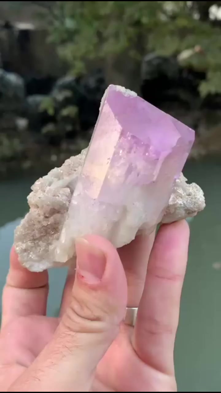 ✨ Rare Natural Kunzite Crystal on Matrix ✨
🇦🇫 From Afghanistan
💎 Stone: Natural Kunzite
⚖️ Weight: 250 Grams
🎨 Color: Beautiful Pink to Lavender with natural shine
🔷 Well-formed crystal on natural matrix
✨ Strong crystal structure with good transparency
📍 Location: Available in USA
💰 Price: DM for details
Perfect piece for mineral collectors and crystal lovers 💎

#EmiGems #Kunzite #KunziteCrystal #MineralSpecimen #CrystalCollector AfghanistanMinerals RareCrystals


**إذا كنت صاحب هذا الإعلان وتريد حذفه لأي سبب، رجاءا أرسل رسالة إلى الدعم الفني**
