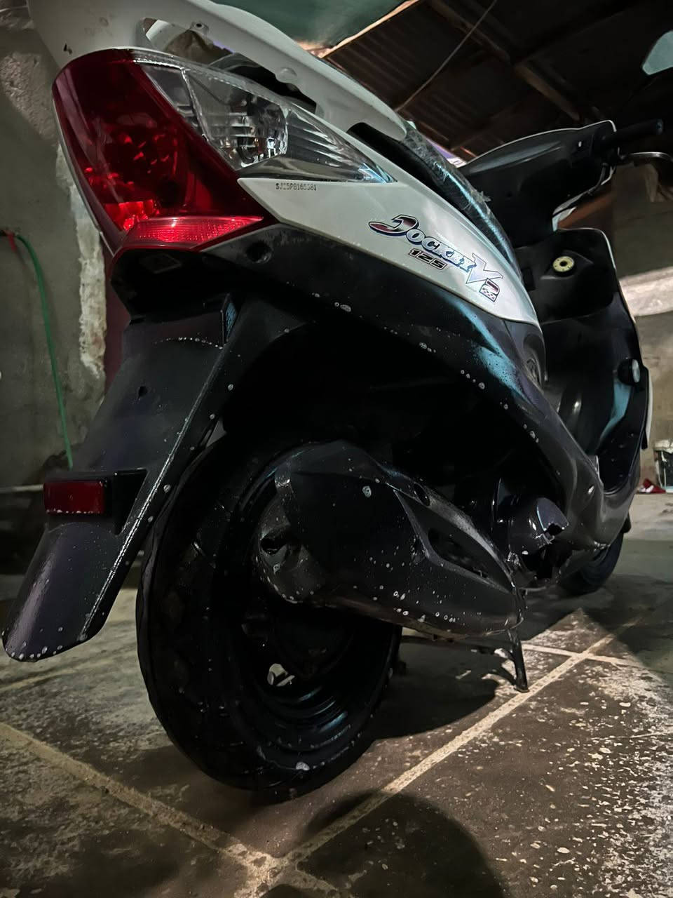 السلام عليكم اخوان V2 نوزل للبيع الدراجه انضف من الصوره بعد جاهزه مجهزه نضيفه لسعر 950 وبيه مجال بسيط...***********
