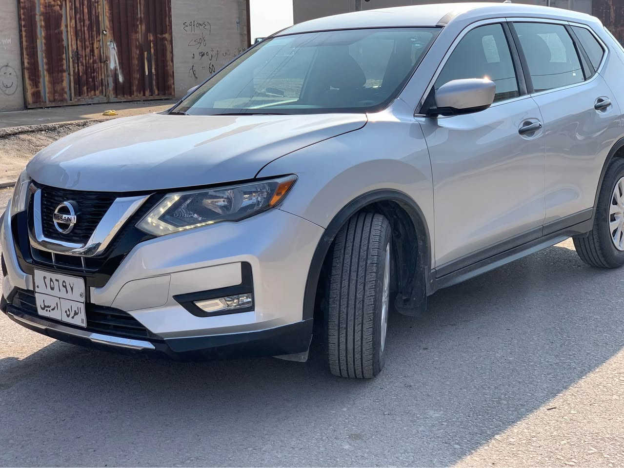 نیسان رۆگ ٢٠١٧ 
دوو پارچەی هەیە نیو بۆنیت و نیو چاملغ بێ ناو گرتن بێ ئێرباگ 
سەیارەکە  زۆر خاوێنە 
***********
شوێن :هەولێر أربيل, العراق
