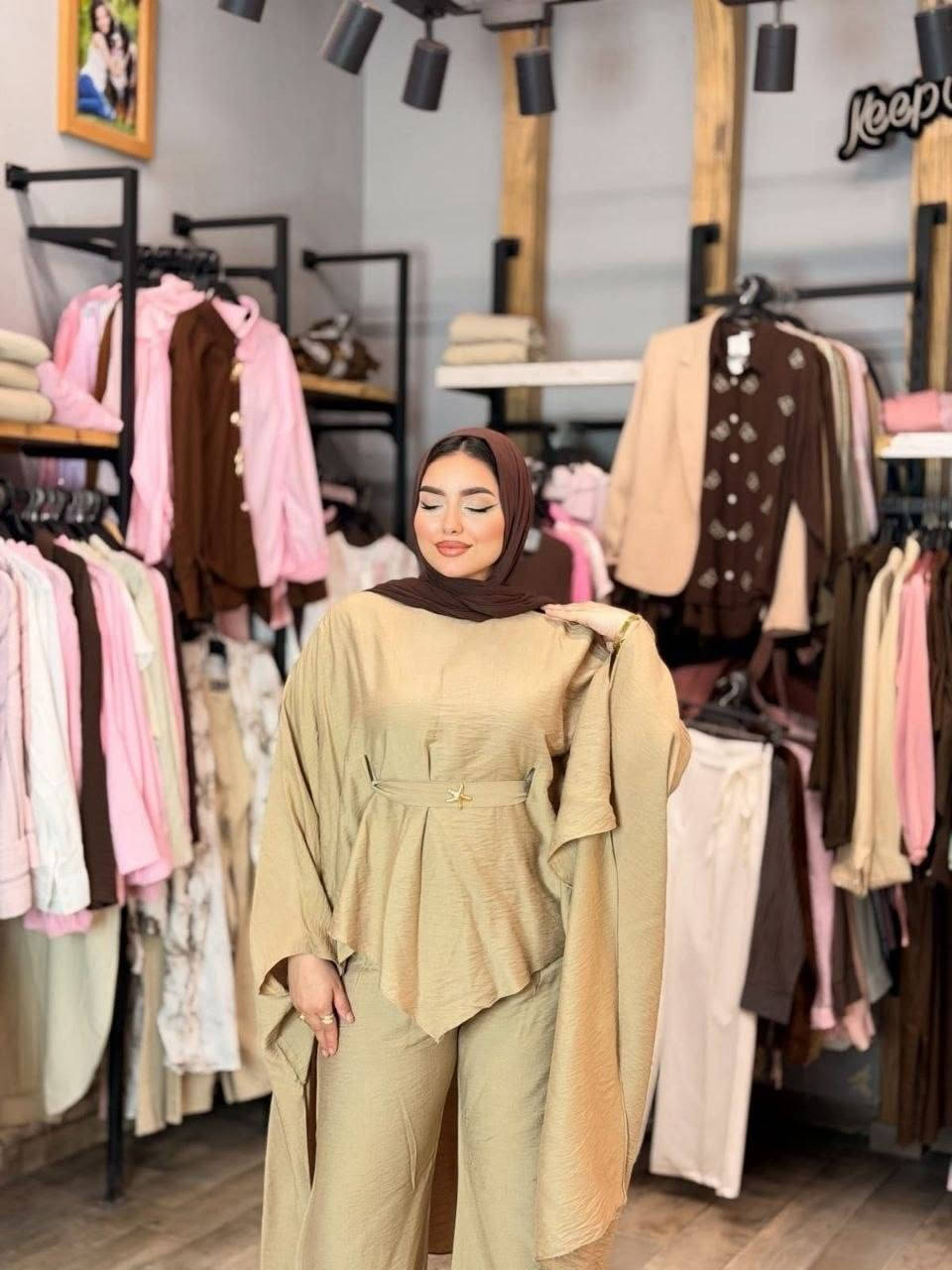 "سوت الكاب الملكي" 🔥🔥🤎
بص يا معلم... دي مش سوت، دي لقطة سينما* 🎬✨

 كم كاب طاير = هيبة × دلع × وقار ملوكي 👑  
التونيك بيبلز بحزام = وسط منحوت فوري من غير ما تحسي ❤️‍🔥  
البنطلون الواسع = راحة وطول وأناقة في خطوة واحدة 🔥

السيناريو:
دخلتي المناسبة: الناس كلها بتبص على الكاب اللي بيطير وراكي  
صاحبتك: "إنتي جايبة ده من باريس؟"  
إنتي: "لا يا قلبي... ده كل يوم جديد بس" 😎  
الخلاصة: لبستيه = بقيتي "الملكة اللي محدش زيها" 👑

الحكايه⚜⚜سوت قطعتين  كاب بيبلز بحزام + بنطلون واسع وايد ليج فخامة 😍💯  
الماتريال⚜⚜ مستورد تقيل طري يلف الجسم ويخفي أي عيب 💯💯  
المقاس⚜⚜وان سايز من 65ك لـ 95ك مرتاح دلع 😌👌  
239كود


**إذا كنت صاحب هذا الإعلان وتريد حذفه لأي سبب، رجاءا أرسل رسالة إلى الدعم الفني**