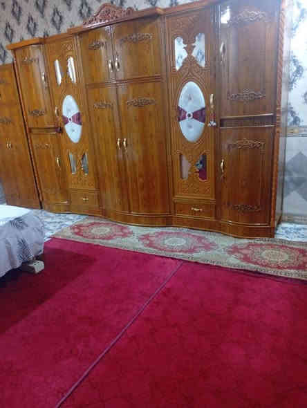 السلام عليكم
بيت للبيع في منطقه بغداد سند 25  المساحه 250 م بناء حديث
يحتوي علئ اربع غرف نوم الطابق الاول غرف 2 حمام داخلي وخارجي ومطبخ ومنور وهول واستقبال والطابق الثاني يحتوي على غرف 2
البيت كامل اي نقص مابي جيب غراضك واكعد
للااستفسار الاتصال على الرقم ***********
