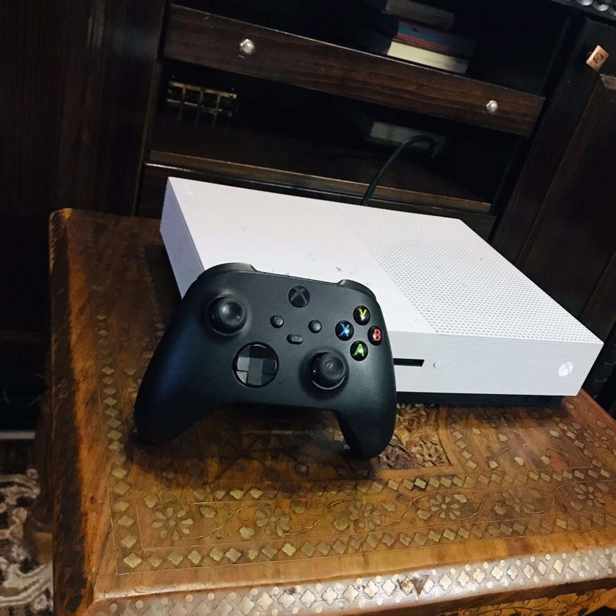 اكس بوكس ون اس اريد مراوس جديد ممفتوح مثل مموضح امامكم بالصورة مع بلي فور مهكر او نظام قديم  مكاني بغداد الزعفرانية للاستفسار ***********
