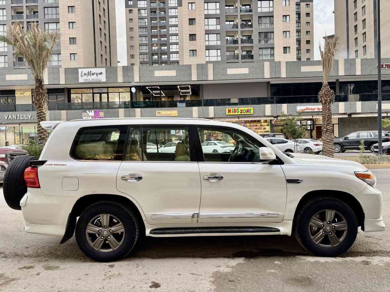 لاندكروز 2008 GXR قطرية محرك V8 حجم4700
فول مواصفات رقم بغداد الجديد 

مكفولة من الصبغ والحادث عدا ربع البنيد من الحافة والسونار بل منشور الدعاميات مصبوغه بسبب التحديث 

السيارة جاهزة وجديدة واستخدام نضيف  وماشية قليل قياس  اب موديلهة تراي صدر تبريد محرك كير كلة جديد وتراي مال 20 جاهزة مابيهة اي نقص 

الموقع بغداد حي الخظراء 

السعر 265 ورقة

***********
