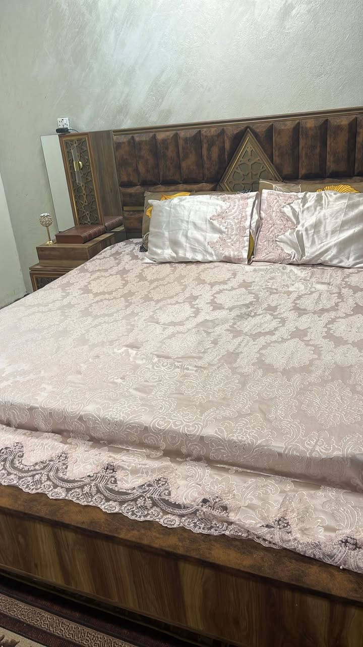 للبيع بسبب المساحه 8 قطع سرير خزان اخذتهه ب 1650 ابيعهه ب 800 وبيهه مجال بسيط حك الجيه *********** العنوان بغداد
