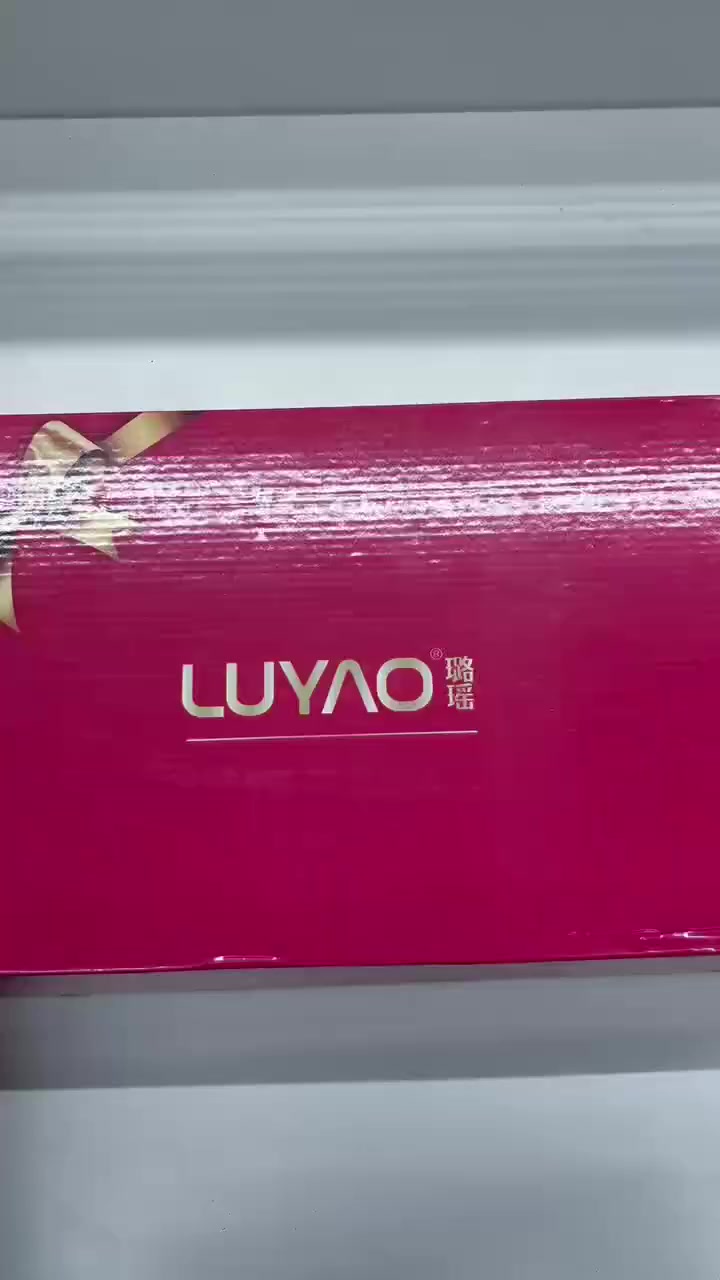 متوفر سعر 16الف وتوصيل الى بغداد 3الف وباقي المحافضات5الف 
LY-121A 

- حزام التدفئة الكهربائي اللاسلكي هو منتج مصمم لتوفير الراحة والدفء لأجزاء مختلفة من الجسم، مثل الخصر، البطن، وأسفل الظهر.

. تخفيف الألم: يساعد استخدام الحزام على استرخاء العضلات المتشنجة وتخفيف آلام المفاصل وتيبسها، بما في ذلك

. لاسلكي وقابل لإعادة الشحن: يأتي المنتج مع بنك طاقة (power bank) قابل لإعادة الشحن ومحول طاقة، مما يجعله محمولاً ومناسباً للاستخدام في أي مكان دون الحاجة للاتصال بمصدر طاقة ثابت.

. مستويات حرارة متعددة: يحتوي عادةً على مستويات مختلفة لضبط درجة الحرارة لتناسب الاحتياجات والتفضيلات الشخصية.

. تصميم مريح: مصنوع من مواد ناعمة

. قابلية الغسل: يمكن غسل وسادة التدفئة بعد إزالة البطارية والمكونات الكهربائية، مما يسهل الحفاظ على نظافتها.

- الملحقات:  شاحنة، بور بانك، قطعة قماش محشوة لتوزيع الحرارة.

- الجهد المقنن: 8.4 فولت - 1 أمبير

- الجهد الناتج: 7.6-

- القوة المقدرة: 10 واط

- الوزن الصافي: 0.22 كجم

- هذا المنتج هو الحل العملي لتخفيف الانزعاج والشعور بالدفء في الأوقات الباردة أو عند الحاجة لتسكين الآلام المزمنة.


**إذا كنت صاحب هذا الإعلان وتريد حذفه لأي سبب، رجاءا أرسل رسالة إلى الدعم الفني**