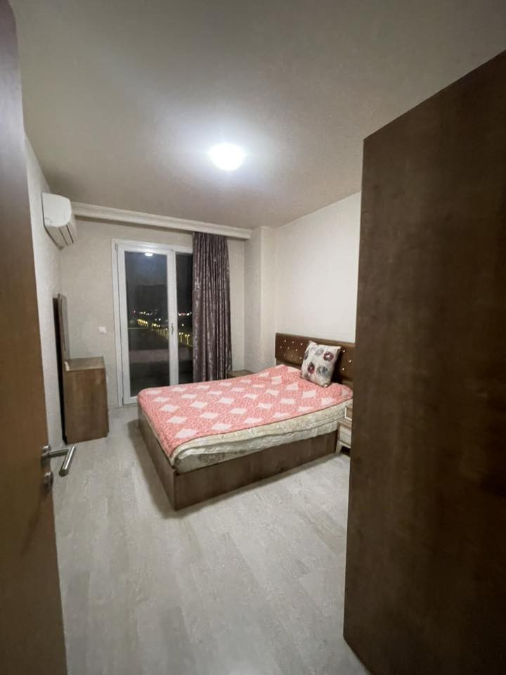 ‎شقة للإيجار – مؤثثة بالكامل
‎📍 الموقع: طريق كسنازان – بالقرب من مدينة ألعاب مجد لاند

‎✨ المواصفات:
‎• شقة مؤثثة بالكامل وجاهزة للسكن
‎• تحتوي على 2 غرفة نوم واسعة
‎📞 للاتصال والاستفسار: ***********
