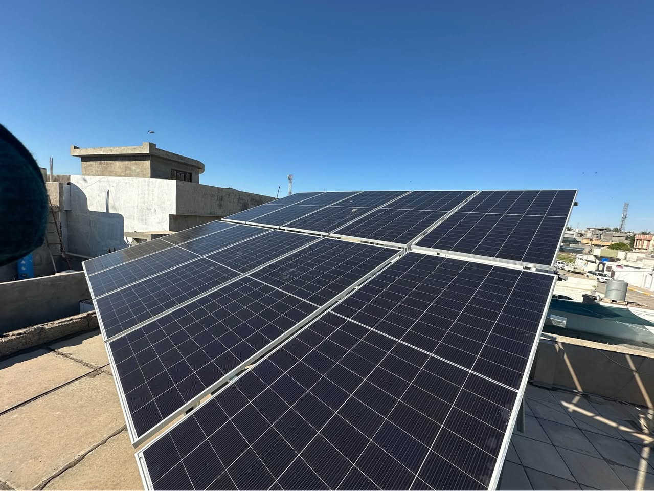 تجهيز منظومة طاقة شمسية في حي امام احمد ع بقدرة 16 أمبير (ليلي ونهاري) هو خيار ممتاز لتشغيل منزل متوسط الكفاءة، حيث تمنحك استقلالية كاملة عن الشبكة العامة وتياراً مستقراً 
1. المكونات الأساسية للمنظومة
• الألواح الشمسية☀️ : ٦٢٠ واط بضمان 10 سنوات 
• العاكس (Inverter) 💡: Dey ٦ كيلواط حسب طلب الزبون بالامكان اضافة بطارية مع الواح ليصل الى تجهيز ٢٢ امبير 
• البطاريات (للتشغيل الليلي)🔋: بطاريات الليثيوم (Lithium LiFePO4) بقدرة ٣١٤ أمبير/ساعة (بجهد 48 فولت) ١٦.٧ كيلواوط 
• الهيكل الحديدي والقواعد☀️🌧️🌦️⚒️: قاعدة الواح حديد مغلون غير باقلة صدأ .
العنوان: محافظة صلاح الدين قضاء طوز خورماتو حي اق صىو مقابل مطعم فيتامين 
رقم الهاتف : *********** طوز, صلاح الدين
