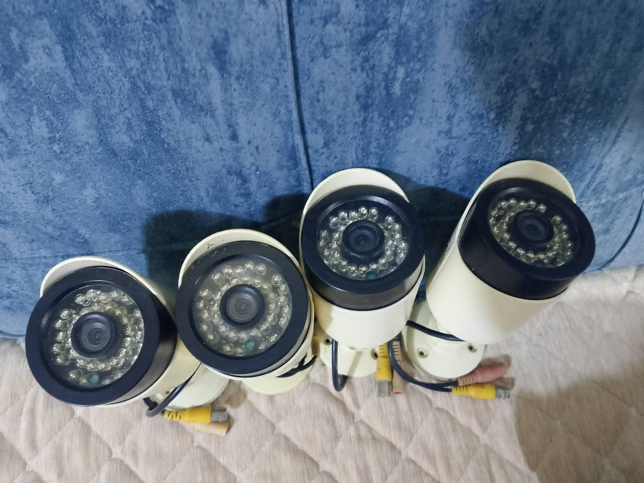 كامرات مراقبة (فقط كامرات) عدد 4 فول HD
5 ميكا AHD ابيض واسود فقط بالنهار الوان 
السعر ٦٥ الف مكاني بابل/الاسكندرية/‏‪0775 428 3730‬‏
