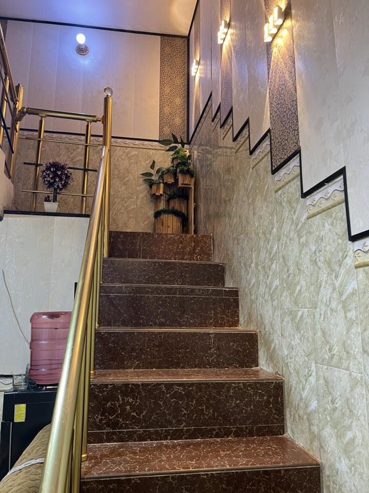 بيت للبيع مساحه ١٠٠ متر طابقين  ( طرمة جبيره + حديقة صغيره ) استقبال وصالة + حمام وترك مطبخ + غرفة نوم + طابق ثاني غرفتين نوم + سطحين بل بيت 

مكان الشعب حي الكوثر قرب شارع الصحة 

الاستفسار ***********
