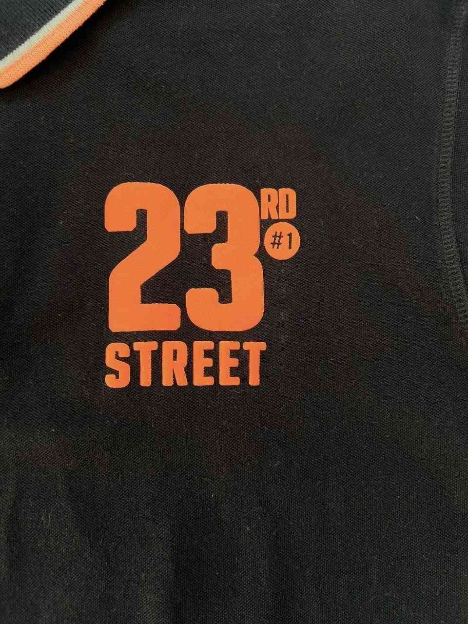 تيشيرت رُبع ردن، من ماركة أنجيلو ليتريكو (Angelo Litrico).إحدى العلامات التجاريّه الخاصّه بسلسلة متاجر C&A الشهيره..
اللون الاسود الحجري.
الخام/ قُطن حجري 100% .
القياس/ يلبّس XXL .
عُرض الصدر 61 _ الطول 75 .


**إذا كنت صاحب هذا الإعلان وتريد حذفه لأي سبب، رجاءا أرسل رسالة إلى الدعم الفني**