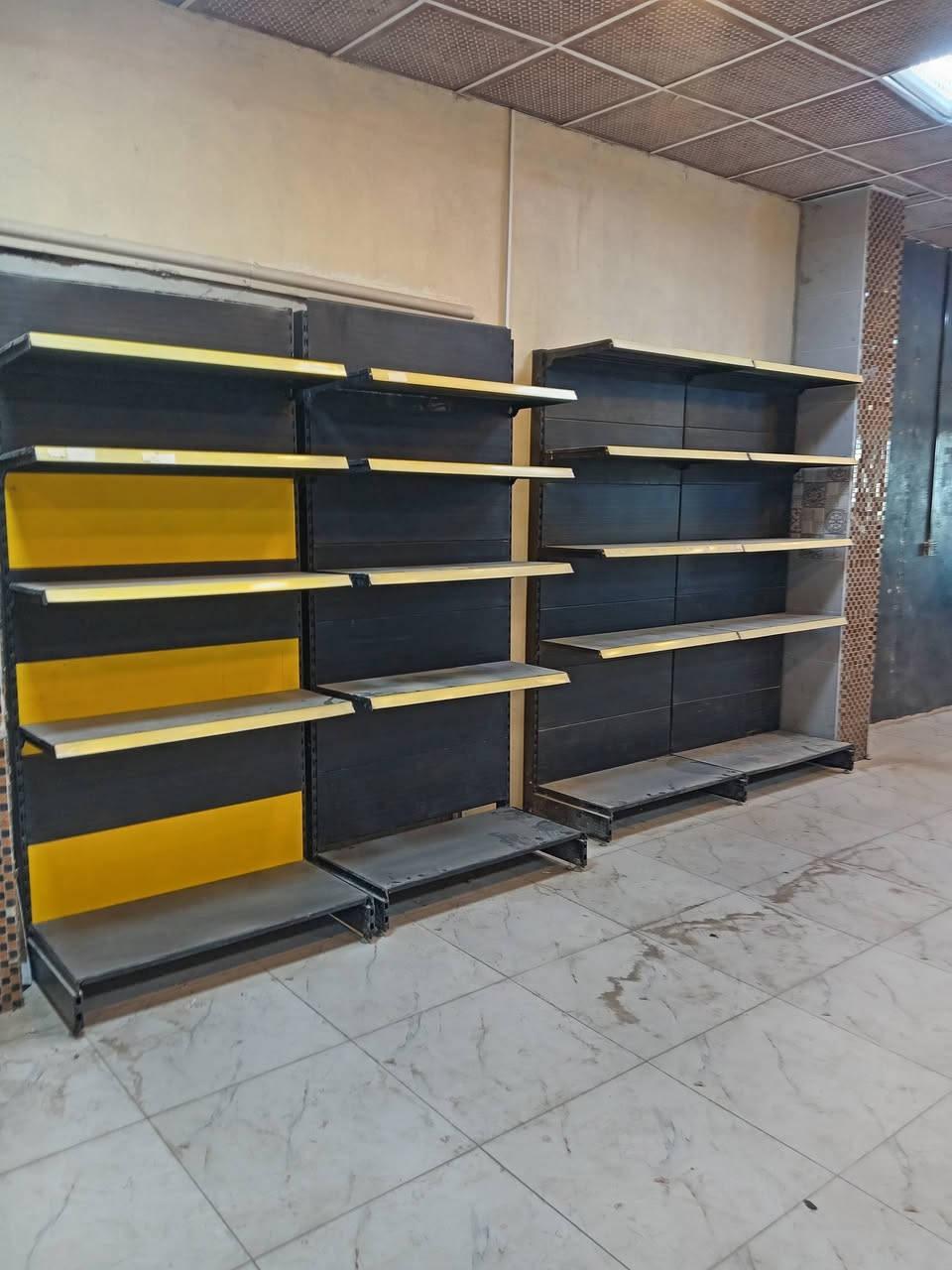 سلام عليكم رفوف عدد 5 كاملات سكك كامله وستخدام قليل سعر الرف الواحد 75. الف عنوان النجف الاشرف ناحيه الرضويه.... اتصال ***********
