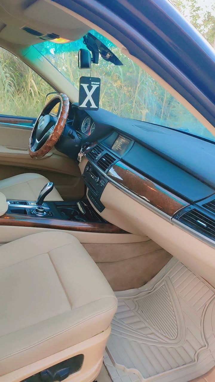 السلام عليكم
لبيع او مراوس Bmw X5  موديل 2012 خليجي محرك 3500 N55  بانزين 5 راكب مواصفات  بنوراما كشنات جلد  حساس امامي خلفي كاميرات 360 درجة بردات جانبية بردة بالصندوق كشنات كهربائية مع وضعيات خزن مثبت سرعة  شاشة اعطال كزوز رياضي. 
السيارة صبغ البنيد فقط  . 
السعر 145 وبيها مجال مكاني بابل مشروع المسيب لاستفسار ***********

