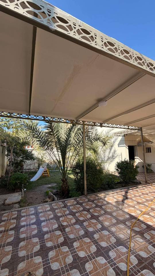 السلام عليكم

- دار للبيع - ( طابو صرف ) السعر (210 مليون )وبي مجال بسيط 

الاتصال على الرقم : ***********
الموقع: بابل - الهاشمية - حي الحسين، دور الموظفين سابقاً خلف الأقسام الداخلية لجامعة القاسم الخضراء.

مساحة الدار: ٤٠٠ متر

الواجهية: ١٦ متر

النزال: ٢٥ متر

الطابق الأول يحتوى على:

٣ غرف نوم :

الغرفة الاولى : ٣*٤ متر 

الغرفة الثانية : ٥*٤ متر

الغرفة الثالثة : ٦*٤ متر

الاستقبال : ١٠*٤ متر

المطبخ :  ٦*٤ متر 

الصالة : ٦* ٥ متر بدون المنور الداخلي 

والدرج

مجمع صحيات عدد ٢ خارجي وداخلي ومساحة كبيرة.

ويحتوي على حديقة كبيرة وطارمة ومناور خارجية حول البيت..

الطابق الثاني يحتوي على:

غرفة ٤ في ٤.٥

وإيضاً يحتوى على غرفة ثانية كمخزن بمساحة ٥*٢.٥.

البيت كبير ونظيف وديكورات جميلة وحديثة
