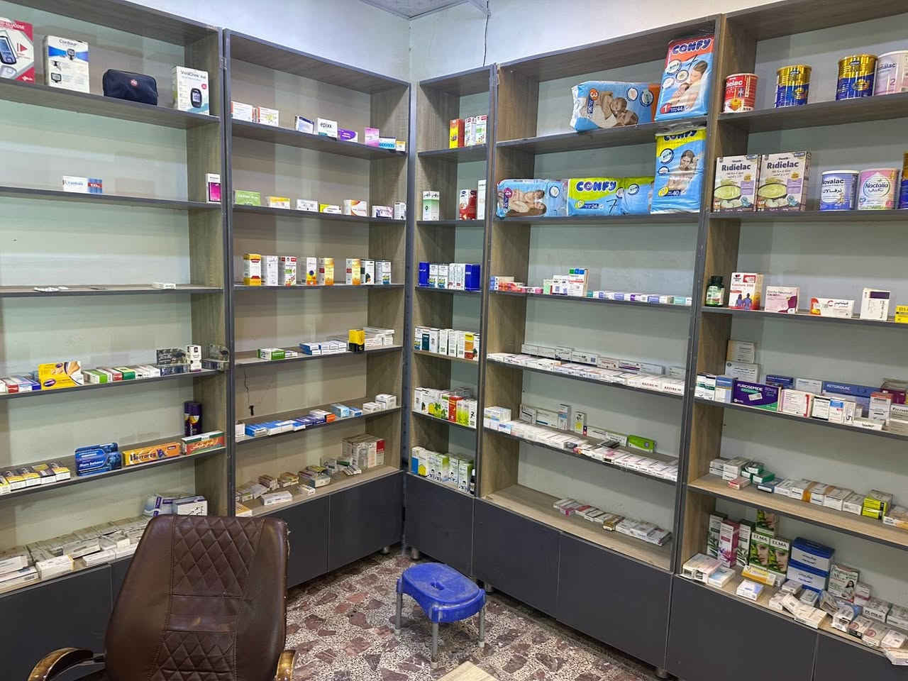 غراض صيدلية كاملة ثلاجة ورفوف وعارضات وملاحقات وميز للبيع للاستفسار الاتصال ع الرقم ***********
