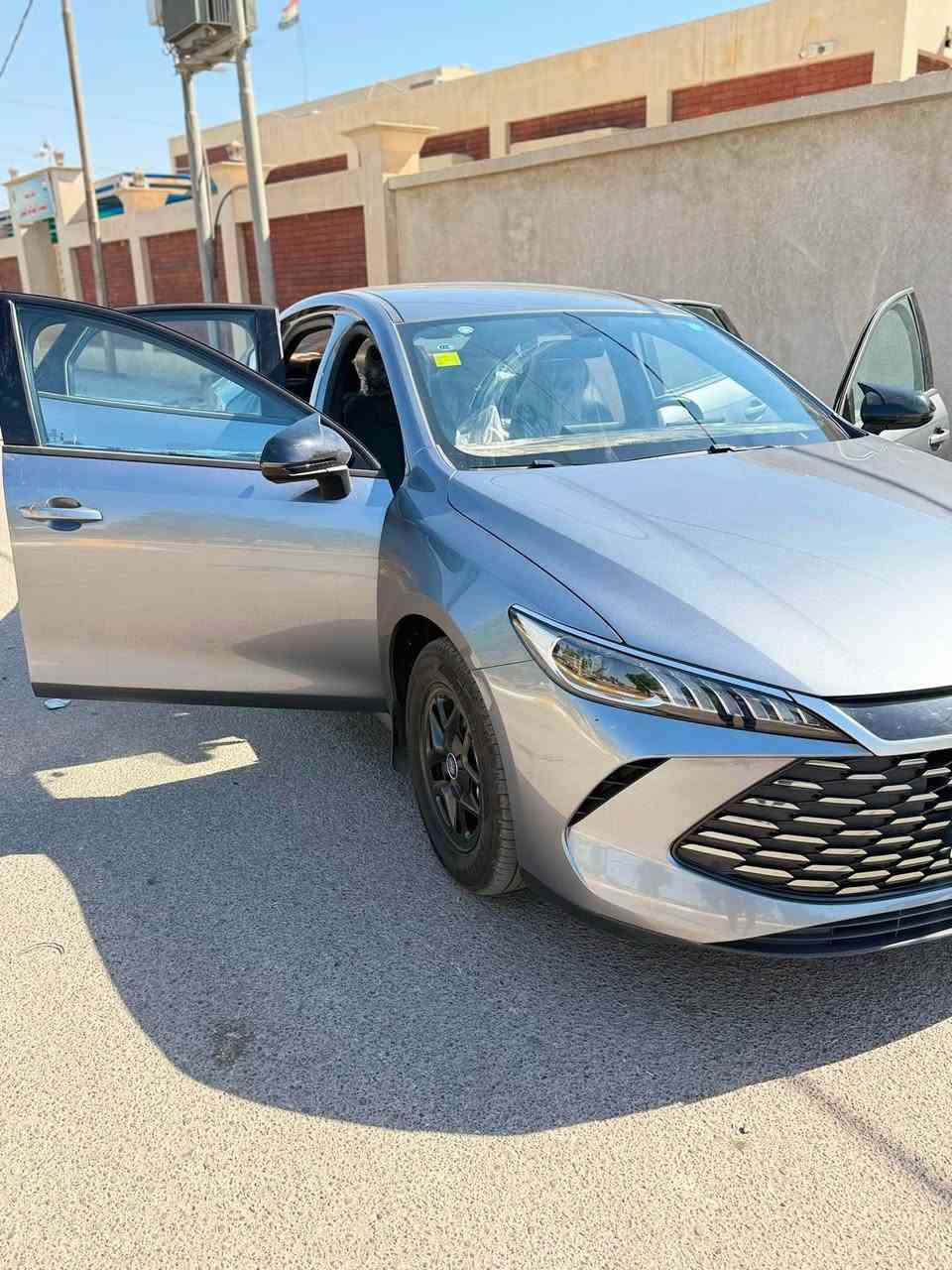 السلام عليكم سيارة byd qin plus 2025 مكفولة كفالة عامة الرقم بغداد السيارة بأسمي  ماشية 14 الف الشراي يتصل على الرقم ***********
السيارة كلش نظيفة وتم الصرف عليها للجمالية وكذلك شاحنة اظافية ايرث خاصة بالسيارة
