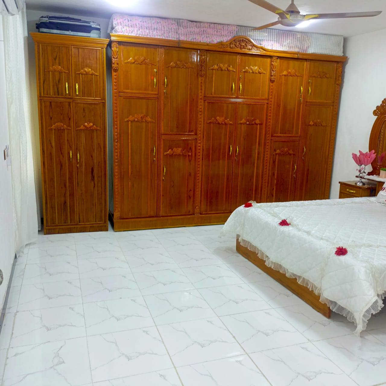 السلام عليكم بيت بلوافدين الاولئ ركن طابقين الاوله غرفتين نوم + ترك + صالة + استقبال +مطبخ +محل +حديقة 150 متر بس تجاوز الطابق الثاني يتكون من غرفتين نوم + صالة + مطبخ +مجمع صحيات + صطح باقي التفاصيل اتصل وتدلل
***********
