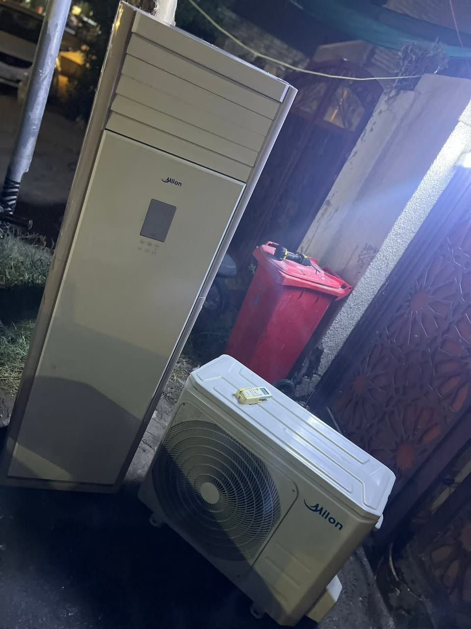 السلام وعليكم اخوان للبيع سبلت ميلانو طنين وثلث 
نضافه95/100 تبريده ثلج ❄️☃️🧊+تدفئه 🔥🐦‍🔥❤️‍🔥 كامل مكمل جيب وشد بواري جدد ريمونت وايرات اخوان 
 السبلت كله على وضع الشركه  الجهاز رديتراته صفر  
غازه مقفول مالت الشركه 410 R مغسول وجاهز 
بعد معروف الميلانو بتبريده ودفعه القوي جاهز بس عليك تشده 
السعر٥٢٥ وبي مجال بسيط 
اخوان السبلت مو انفيرتر عادي
شارع فلسطين ***********
