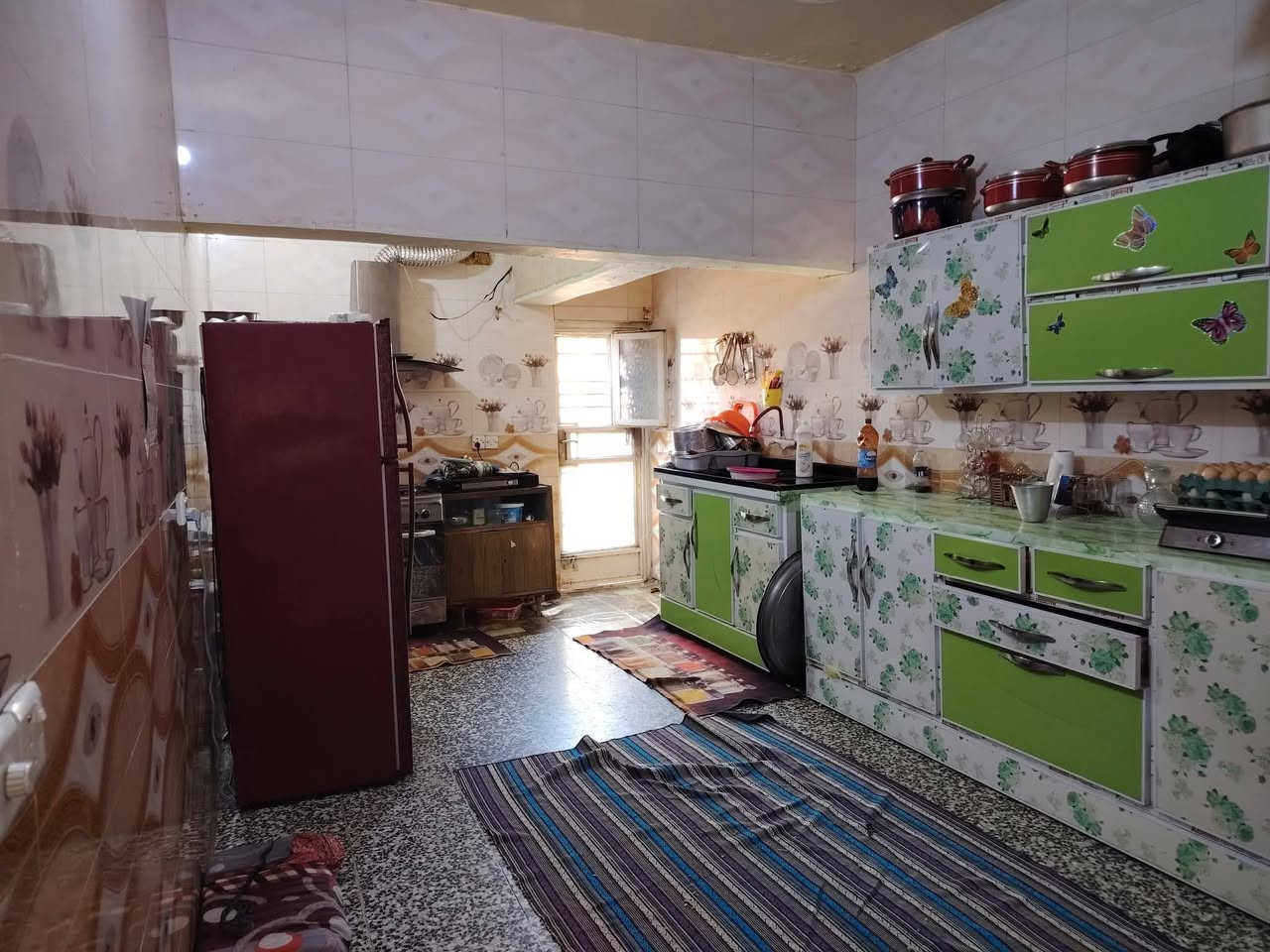 يالله سلام عليكم دار للبيع بغداد المدائن خلف الإمام قريب على السوك وقريب على الإمام سلمان المحمدي ع الدار طابقين خدمات كامله تبليط كهرباء ماء مجاري ثقيلة ومطار الطابق الأول يتكون من غرفة ستقبال 8/5
وغرفه نوم 5/ 5 مع هول 4 /4
ومطبخ 6 /4
 صحيات داخلية خارجيه وكراج سياره
............................. والطابق الثاني
ثلاث غرف نوم كل غرفه 5/5
مع صاله بيتونه الدار بناء حديث يعني 5 غرف نوم مع ستقبال مطبخ هول السعر ١٢٠ وقابل للتفاوض للاستفسار أكثر إتصل على الارقام *********** أو *********** وات ساب مساحه الدار ٢٥٠ متر زراعي على قرار ٢٥
