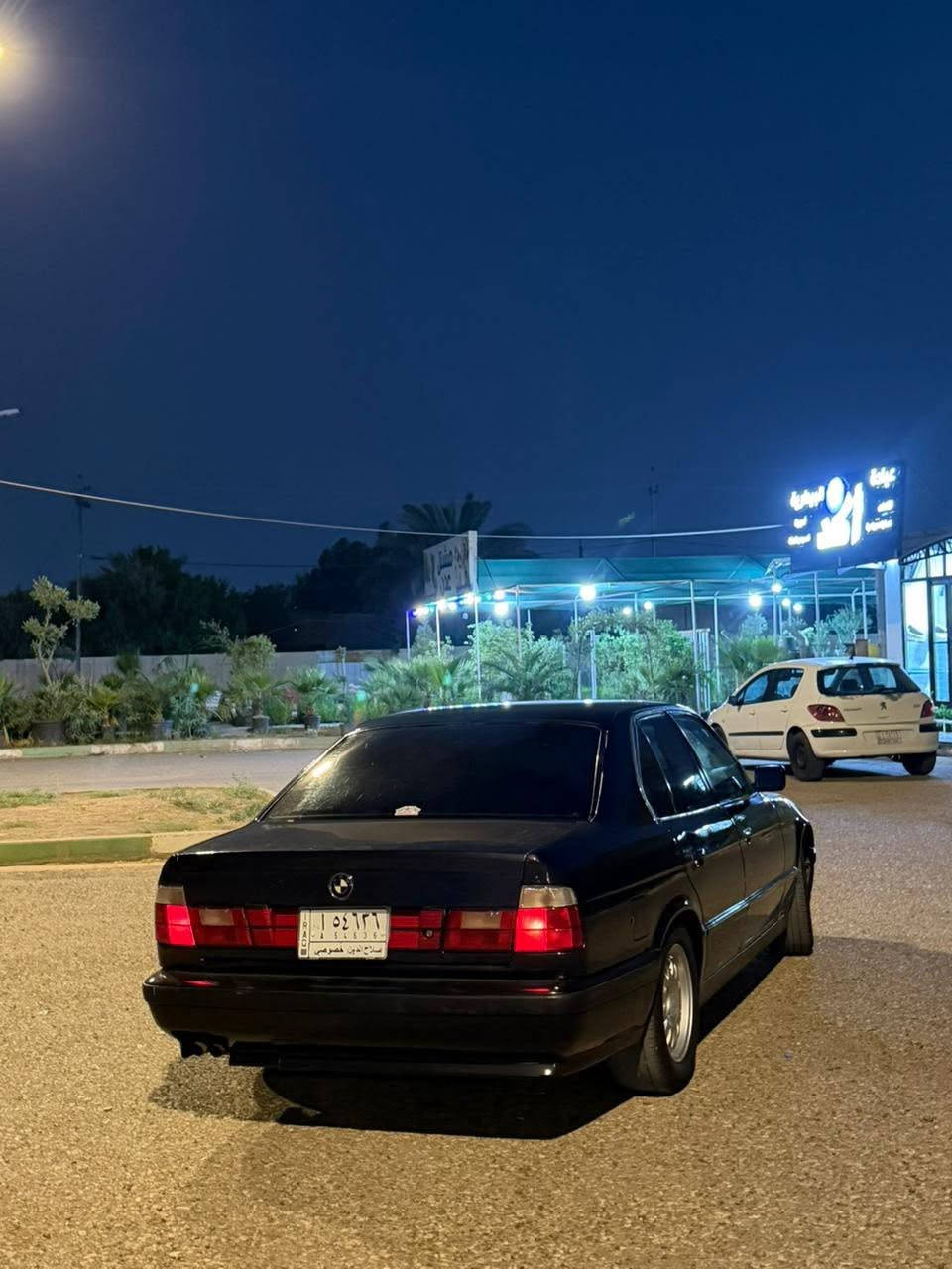 السـلام عليكم .
‏BMW 520
1993
كيـر عادي 
رقم صلاح الدين مشروع 
عليها دعاميات M مرايات جانيه 95 
دوسات M لايتات سوار 
صدر امامي خلفي جدد بلكامل 
تايرات جدد 
صبغ جديد 
سياره نضيفيه بدون مصرف 
سعر : 40
***********
