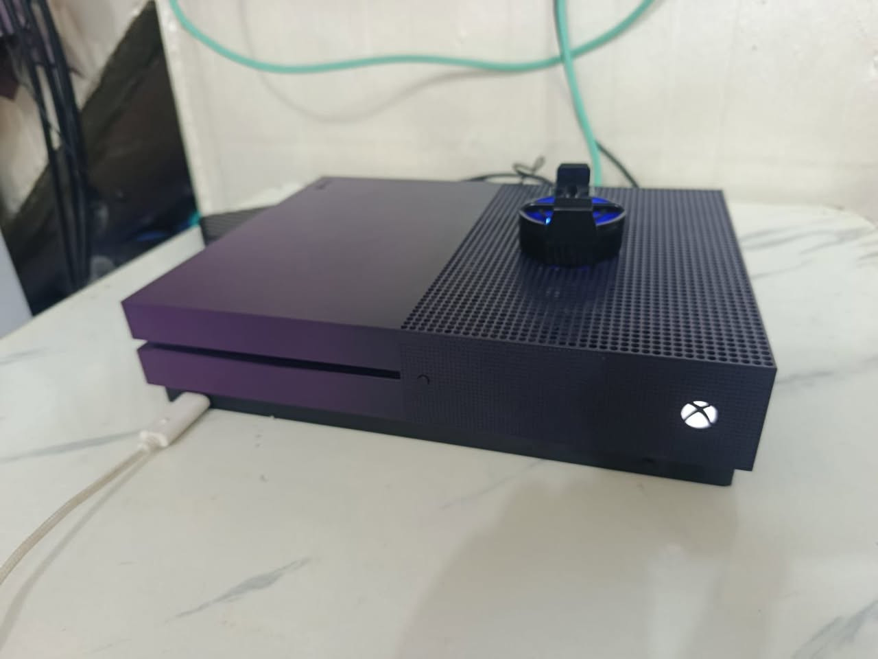 🎮 للبيع Xbox One S 1TB نسخة خاصة بنفسجية 🎮
السلام عليكم، للبيع Xbox One S سعة 1 تيرا، نسخة خاصة باللون البنفسجي المتدرج، الجهاز شغال 100% وما بي أي عطل أو مشكلة.
🔥 المميزات: ✅ سعة 1 تيرا تكفي عدد كبير من الألعاب
 ✅ مع مروحه تبريد للجهاز
✅ نسخة خاصة ولون نادر ومميز
✅ يدعم الألعاب الأونلاين والأوفلاين
✅ يشغل أقراص الألعاب الأصلية
✅ يدعم HDR وصورة عالية الدقة
✅ واي فاي مدمج
✅ هادئ أثناء التشغيل وما يسخن بشكل مزعج
✅ مناسب للألعاب الشهيرة مثل FIFA و GTA V و Call of Duty و Fortnite وغيرها
✅ يدعم تحميل الألعاب من المتجر مباشرة
📦 المحتويات:
جهاز Xbox One S
يد تحكم
سلك HDMI
سلك الكهرباء
🛠️ الحالة: الجهاز شغال 100% ومجرب، جاهز للاستخدام مباشرة.
💰 السعر: 210 ألف دينار قابل للنقاش بالمعقول
العنوان ،،. بغداد .. الأعظمية .. قرب المقبرة الملگيهه
📍 التواصل خاص *********** للشراي  فقط.
