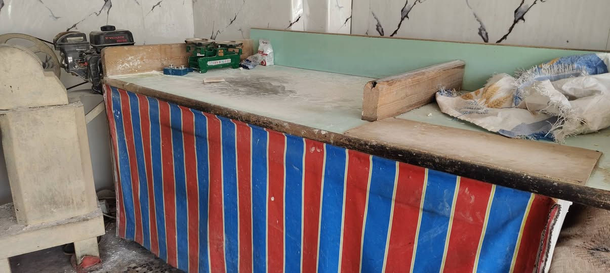 سلام عليكم غراض فرن البيع عجانه ام جيس جديده دنبر مطور بيها جهاز جديده ثكيله الاصلي وطاوليات نص عمر بيهن خاميات جدد وسله وكروكه 2 كلمن وسعره مكاني الشعب رقم *********** واتساب
