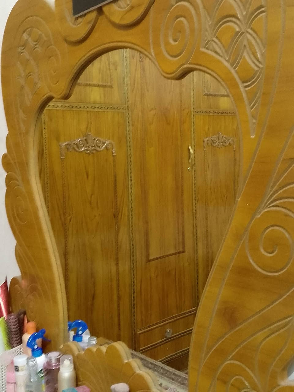 سلام عليكم غرفت اخشاب تسكام كنتور طابقين ملحق شغل درجه اوله غرفه نضيفه وحلوه وضخمه  رايده 650 وبيه مجال للشراي***********
