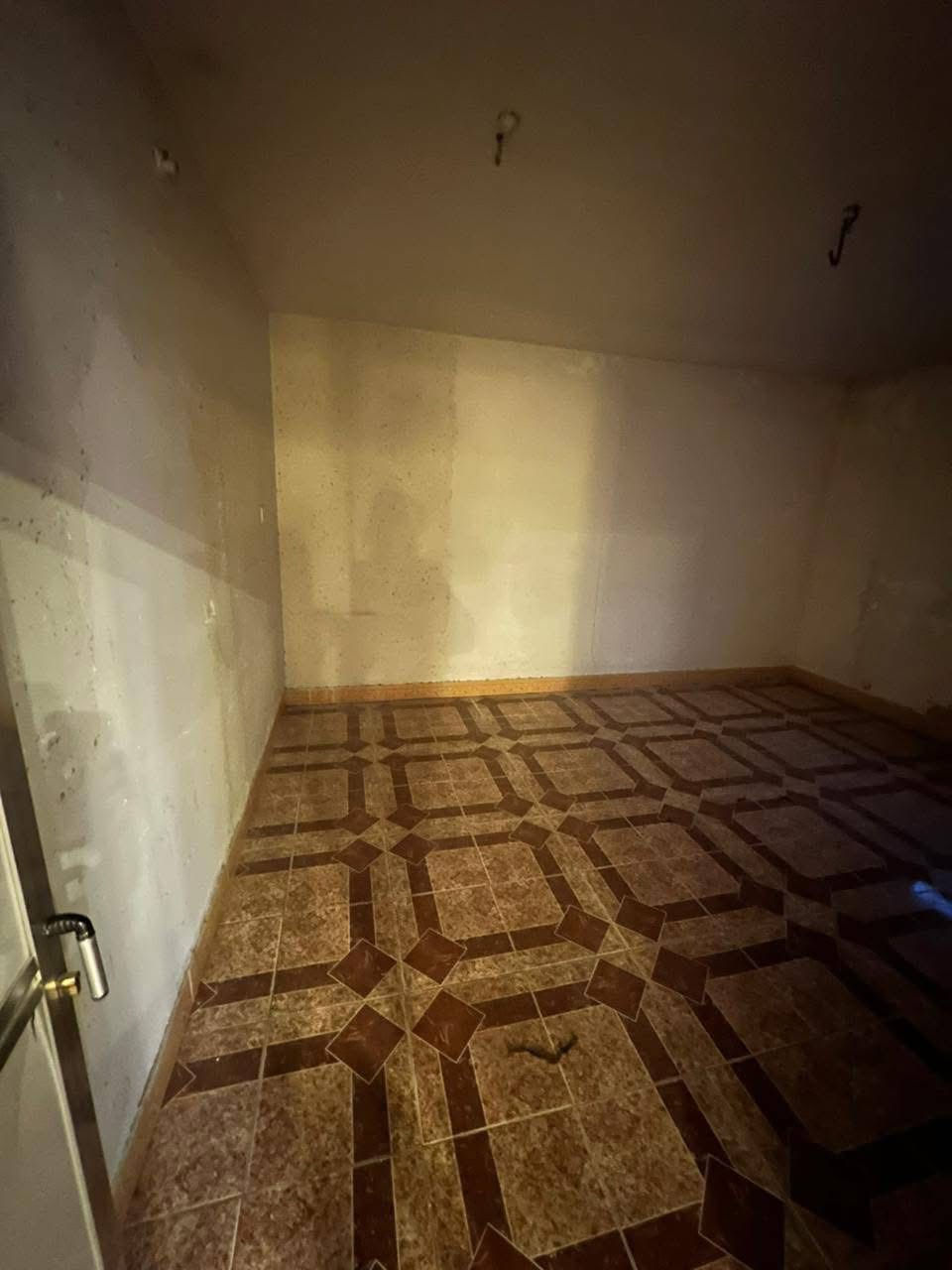 السلام عليكم مكتب عقارات الشمس  مقابيل المستشفى التركي !!!
                         بإدارة ((أحمد الگريطي))
                    
    ☎️*********** 
                        ☎️*********** 

🏠دار للايجار طابق ثاني جدا نضيف يحتوي على غرفتين وكليدور ومطبخ ومجمع صحيات وسطح درج معزول

⁦^⁠_⁠_⁠_⁠_⁠_⁠_⁠_⁠_⁠_⁠^⁩⁦(⁠✯⁠ᴗ⁠✯⁠)⁩⁦(⁠✯⁠ᴗ⁠✯⁠)⁩⁦^⁠_⁠_⁠_⁠_⁠_⁠_⁠_⁠_⁠_⁠^⁩

🌏الموقع مقابيل مستشفى التركي قريب جدا شارع 60

⁦^⁠_⁠_⁠_⁠_⁠_⁠_⁠_⁠_⁠_⁠^⁩⁦(⁠✯⁠ᴗ⁠✯⁠)⁩⁦(⁠✯⁠ᴗ⁠✯⁠)⁩⁦^⁠_⁠_⁠_⁠_⁠_⁠_⁠_⁠_⁠_⁠^⁩

💰💸قيمه الايجار 300
