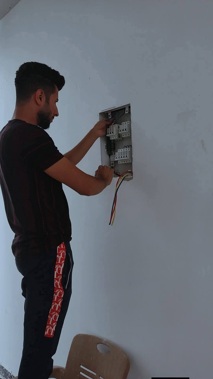 كهربائي تأسيس بيوت  مناسب +شغل درجة اولئ وضمان
#مصطفئ ***********
