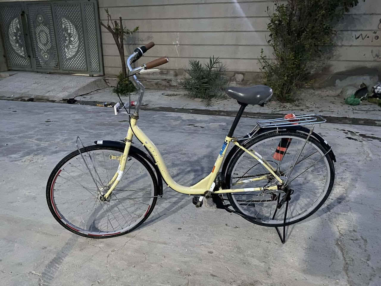 السلام عليكم بايسكل ياباني حجم 26 كير وحساس بشرط الحساس شغال والكير نمره نمره شغاله مابي اي عيب بشرط وكافيه وسط جيديه وكافيه خلفيه جديده كشن قلاب  البيع السعر 80 وبي مجال 
العنوان كركوك دوميز
 رقم الهاتف ***********
