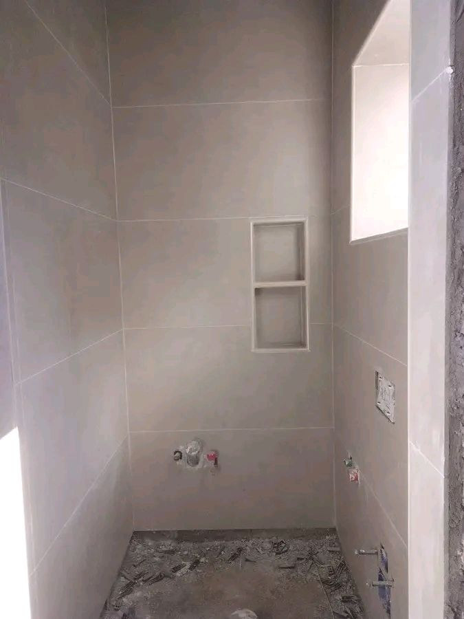 كادر مصرى لتركيب البورسلين والمرمر والبايات والكاشى والجدران والألواح شغل درجه اولى التزام بالعمل للتواصل ***********
