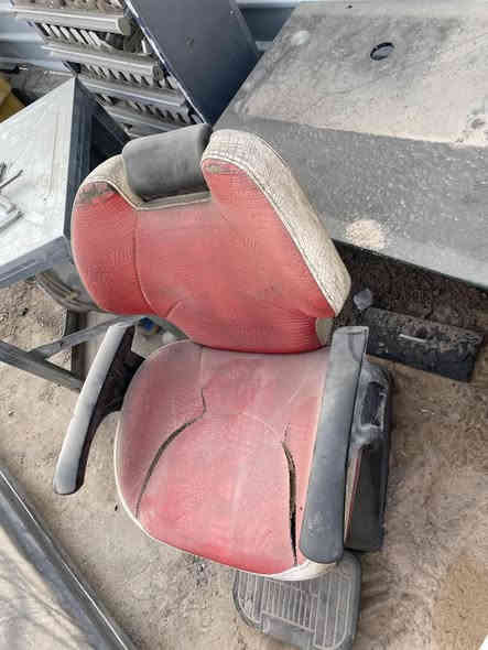 كراسي للبيع سبب البيع متروكات صار 4 اشهر ومستعجل علا بيعهن سعر مناسب قيم وأخذ الاستفسار رقم *********** مكان الدورة
