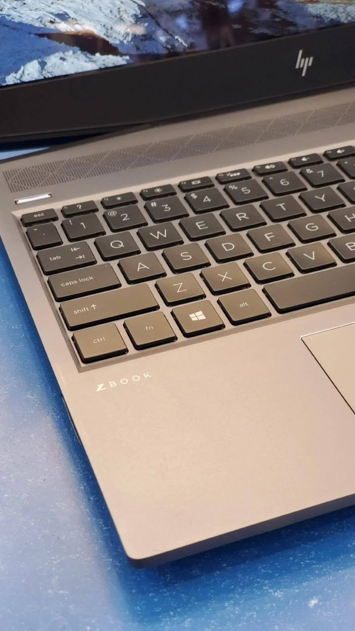 لابتوب HP ZBook 💻
جهاز من فئة Workstation الاحترافية المصممة للأعمال الثقيلة مثل التصميم، المونتاج، البرمجة، والهندسة، إضافة إلى الاستخدام اليومي والدراسة.
سلسلة ZBook معروفة بقوة الأداء وجودة التصنيع العالية المناسبة للعمل لفترات طويلة.
⚙️ المواصفات:
• المعالج: Cori7 الجيل التاسع فئة H – معالج قوي بستة أنوية مخصص للأعمال الثقيلة والأداء العالي.
• الرام: 16GB – مناسب لتعدد المهام وتشغيل البرامج الثقيلة بسلاسة.
• الهارد: 512GB SSD – سرعة عالية في تشغيل النظام والبرامج.
• الشاشة: 15.6 إنج – حجم مريح للعمل والمشاهدة.
• بصمة اصبع 
• كرت الشاشة الداخلي: 8GB

🎁 الهدايا المجانية:
• ماوس
• ماوس باد
• حقيبة لابتوب
• الشاحن الأصلي

🛡 الضمان والخدمات:
• فحص كامل قبل الإرسال
• فحص كامل قبل الدفع والاستلام
• ضمان 30 يوما ضد اي خلل مصنعي 
• الجهاز جاهز للاستخدام المباشر

📍 الموقع:اربيل السلطان مظفر 
 بغداد – الأمين الثانية
السعر 515 الف فقط 
📲 للتواصل واتساب: ***********
🚚 التوصيل متوفر إلى جميع المحافظات
