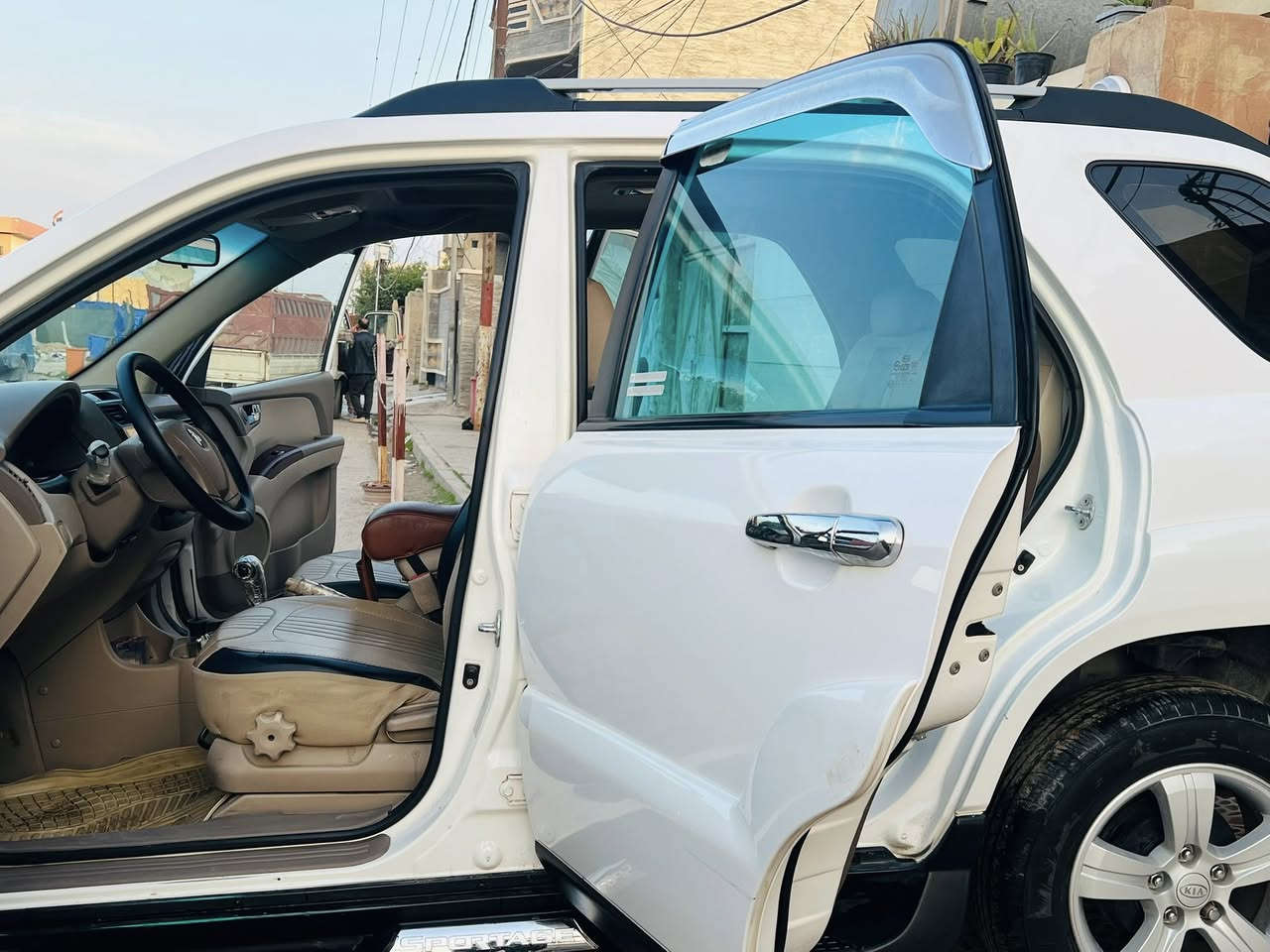 السلام عليكم
سبورتج 2009 رقم صلاح الدين سنويه مساقطه شرط التحويل ما اسوي وكاله فول مواصفات تنته صاج شاشه 
شرط الجسم سليم لا تعديل ولا صبغ فقط براس البنيد طخه موضحها بل صوره كير محرك حداديه تايرات كله شرط عندي نقص غاز التبريد بسبب تبديل راديتر السياره مال جنايه جماعة البيع ولشره لا تعاملني لان السعر مايوالمك كلشي اكو بل سوك والله يرزق الجميع عارضها ب139$ وبيها مجال 
***********
