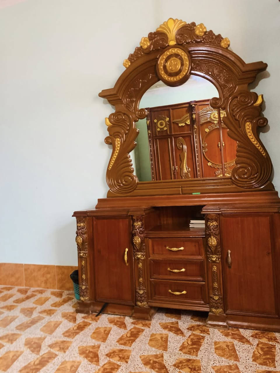 سلام عليكم من رخصه الادمن غرفه خشاب للبيع صاج عراقي نضافه مثل ما موضح بل صوره واحسن الغرفه كنتور 6بوب ومرايه وجربايه كبار السعر مليون وربع (مليون وميتين وخمسين ) وبيه مجال  شي بسيط للتواصل خاص او ع الرقم
***********هاذه عليه وتساب ).

(***********)
