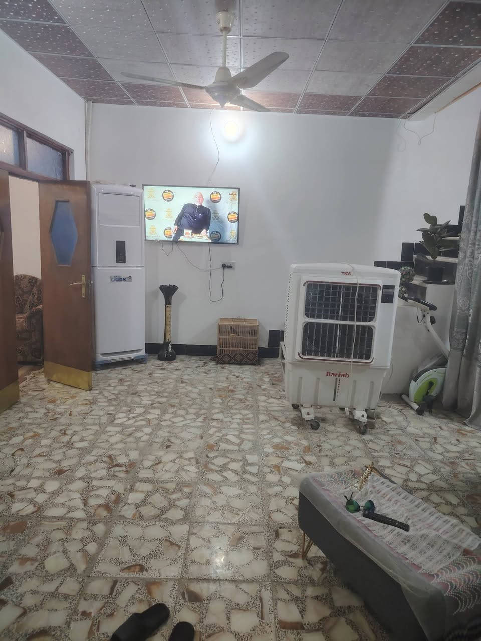 سلام عليكم بيت للبيع مساحه البيت ١٣٠ متر ركن على شارعين خلف مطعم ثابت بل ظبط بناء جديد استقبال ٦في ٣ مطبخ ٥في ٤ صاله في ٧ غرفه جوه واغرفه فوك ماكامله صحيات داخليه والخارجيه سيراميك سقوف بيت مال جناي سعره 45 مليون بي مجال للشراي البيت في حي الرحمه ***********
