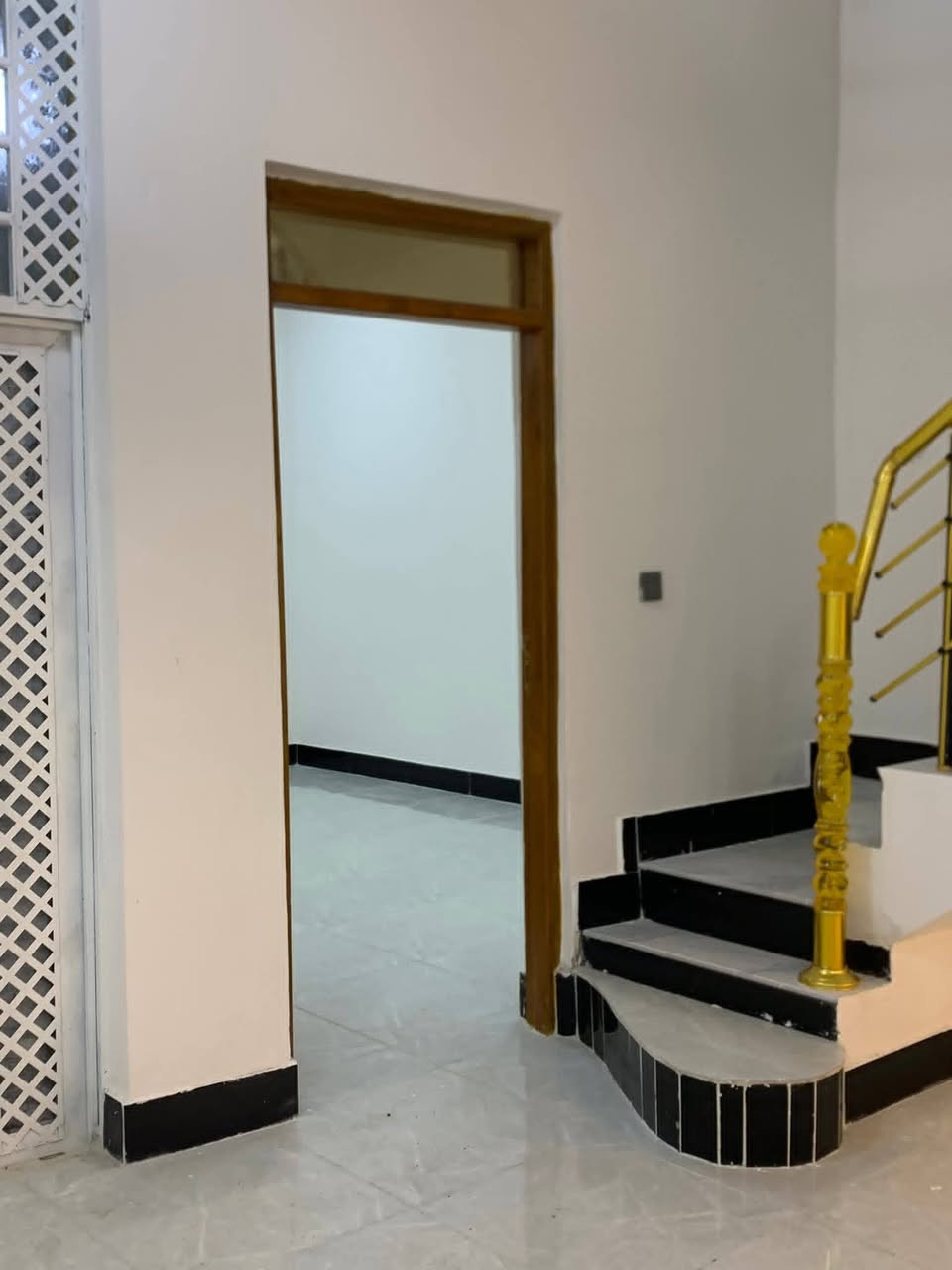 دار حديث للبيع في منطقة السبل الثانية

📏 المساحة: ٢٠٠ متر

🏡 البيت جديد وغير مسكون نهائياً، توه مكمل بناء وجاهز للسكن

💵 السعر ٦٥ وبي مجال

📞 للاستفسار والمزيد من المعلومات يرجى التواصل على الخاص ***********
