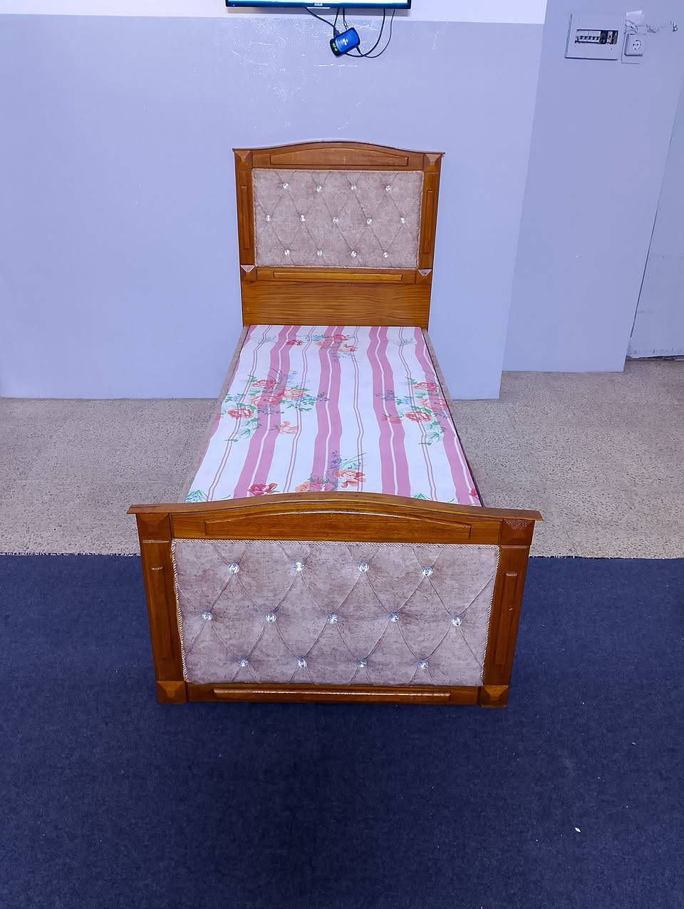 للبيع تخت مستخدم شهرين فقط اخو الجديد شرط فصال حديث فول نظافة خير من الله شرط خشب عراقي صاج شغل توصي ثقيل شرط الاسفل بلوك 8 ملم شرط الطول 210 العرض 90 العنوان جانب الايمن يرموك الثانية السعر 100الف وبي مجال للطيبين 😊 شراي اتصل
***********. ***********
