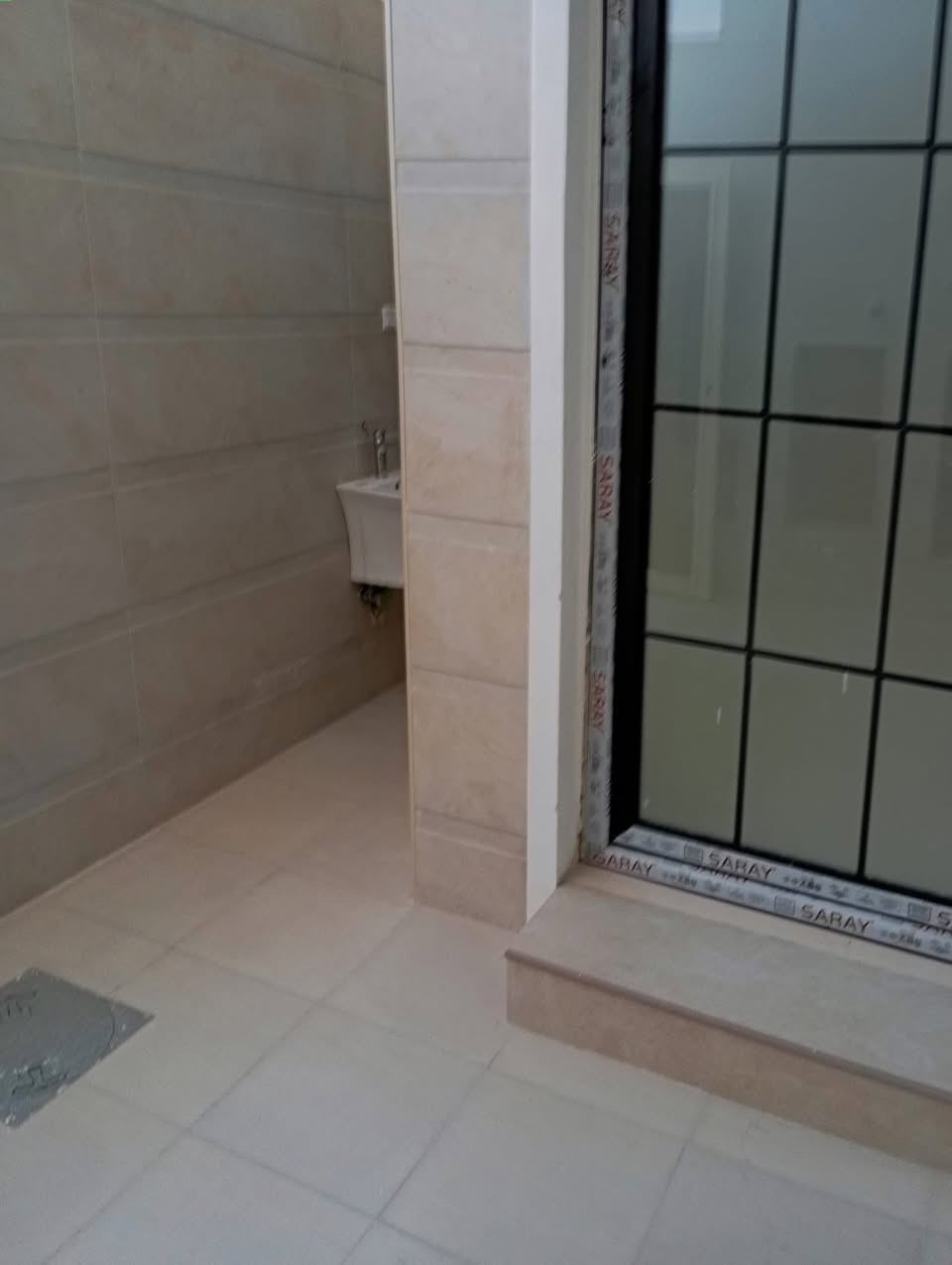 دار للبيع المساحه 150 متر  طابقين
المكان خلف المدرسة الإيرانية بناء حديث يحتوي على غرفه في الطابق الأرضي و3 غرف نوم على شكل سويتات و6 مجاميع صحية ومطبخ حار وبارد واستقبال كبيره وصاله ومناور عدد 2 بناء حديث غير مسكون جاهز من جميع النواحي من مغاسل وسخانات وأرضيات درجه اولى ومحجرات فخمه وسقوف مغربيه وصبغ جدران جوتن وكهربائيات الفنار السعودي وصحيات سمارت المصري والابواب والشبابيك سراي تركي سلايت المنيوم والابواب الخشب صاج درجه اولى 
للاستفسار 
***********
