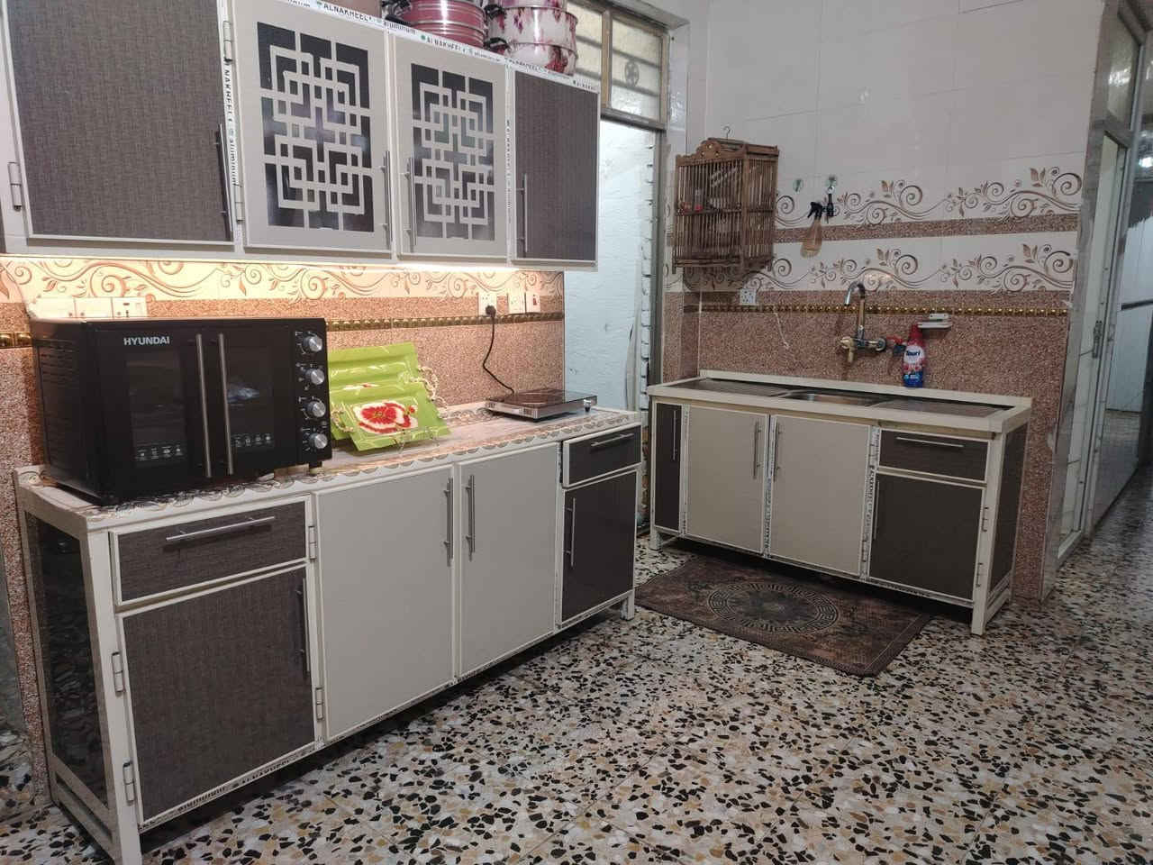 السلام عليكم
دار للبيع المساحه 100 
البيت طابق واحد 
بدون بيتونه وا ستاره 
يحتوي على استقبال غرفة  نوم وحده 
صاله و مطبخ وملحلقاته 
صيحات خارجية وحمام داخلي 
ومنورين 
العنوان شارع 20شارع ام البنين رئاسه العبيدي 
السعر خاص 
***********

