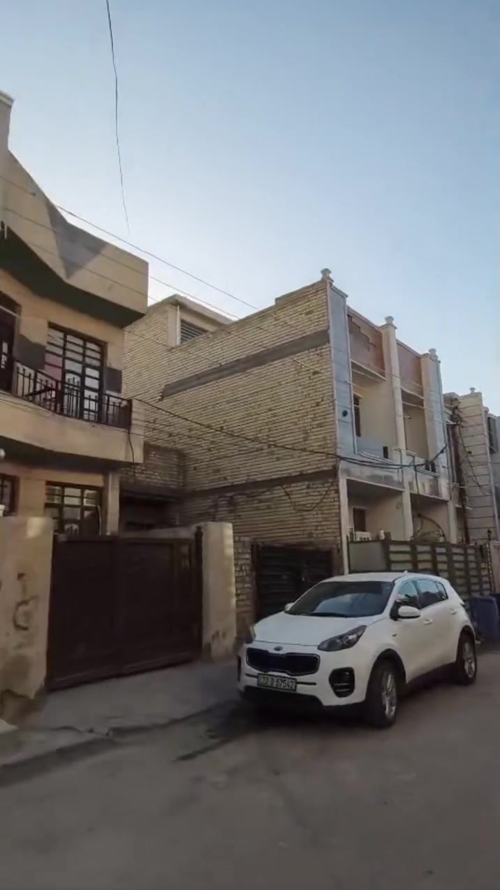 السلام عليكم
دار بناء حديث ٢٠٢٦
١٠٠م طابقين 
واجهة ٥ نزال ٢٠ 
يحتوي ع ٤ غرف نوم 
حي الجهاد الرفاق خلف العاب جنة الكرخ 
الاستفسار 
***********
***********
