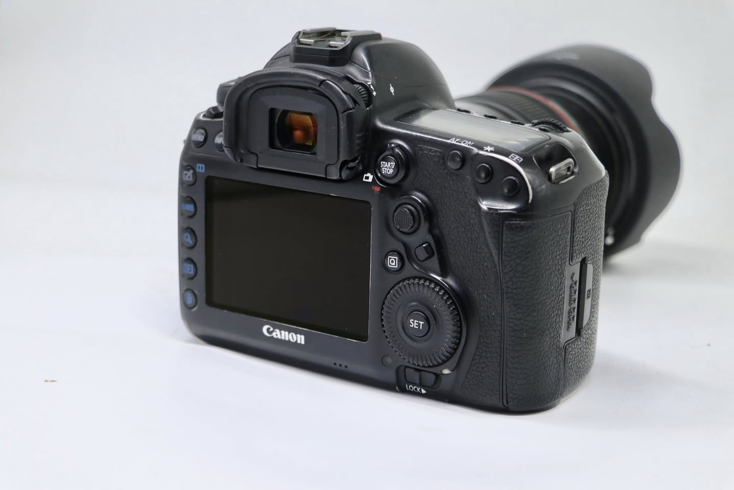 كأمره كانون   (💣 ✨5D Mark 4 📸💣)
مع عدسه 24-105 رنك احمر فول فريم 
نضافه 80/100 كامل ملحقات
1- رام 32✅
2- حقيبه✅
3- حزام كتف✅
4- شاحنه اصليه ✅
5 بطاريه اصليه ✅ 
6- توصاله نقل صور ✅
يوجد توصيل كل العراق 🚚 السعر (⬅️950 الف ➡️) 
 ***********
