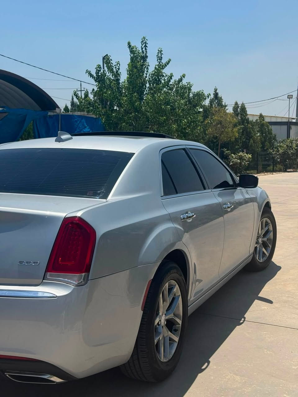 لبيع اوباما C300 V6 موديل 20 لون جديد بيهه سنويه تضليل بعد بي 11 شهر  سياره جديده مابي اي نقص تايرات ويل كب جديد مبولشه وزارع عدسات 
مواصفات بانوراما طكتين كشنات حار بارد والخلفي حار كشنات جلد ستيرن كهرباء وتدفئه خزن ميموري سستم صوت كامل كشنات كهرباء اوبشنات SRT ضايفلهه معروفه بعد مواصفاتهه عنوان زعفرانيه اربع شوارع ***********
