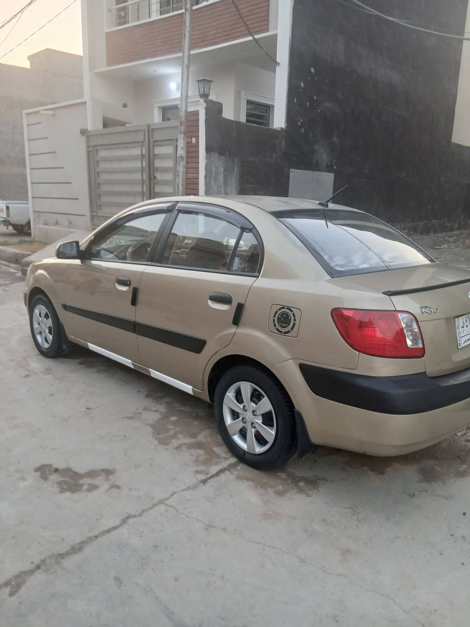 كيا ريو 2009 محرك 1600 كير اوتوماتيك تبريد ثلج صدر مضبوط تايرات نضيفه داخل حلو جام كهرباء شاشة كامرة خلفية  سنتر لوك رقم بغداد انكليزي بسمي سيارة بيها مكانات صبغ اثر شخوط ابيع احزام بدون تبديل سيارة حلوة وجاهزة السعر 76 وبيها مجال ديالى بعقوبة قرب ملعب سلوان ***********
