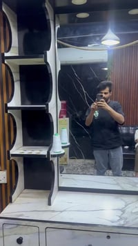 ميز الضخم عدد ٢ للبيع مكاني بغداد حي القاهرة نضيفات الاناره الخارجيه و...