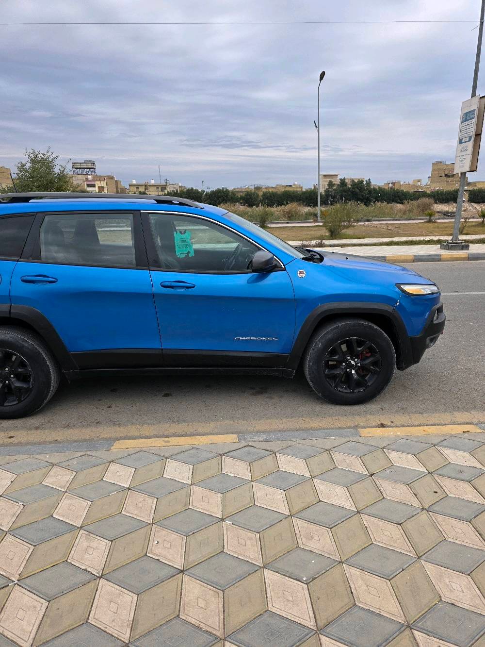 جيب شيروكي بزون ترايل هوك اعله فئه 2018 6سلندر حادثهة خفيف بدون ايرباك لون مميز ازرق فيروزي ماشيه 127 ميل مكان السياره العماره السعر 135 ورقه وبيهة مجال بسيط 